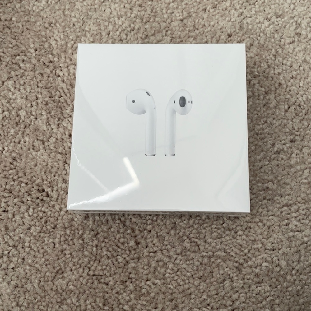 Apple AirPods With Charging Case